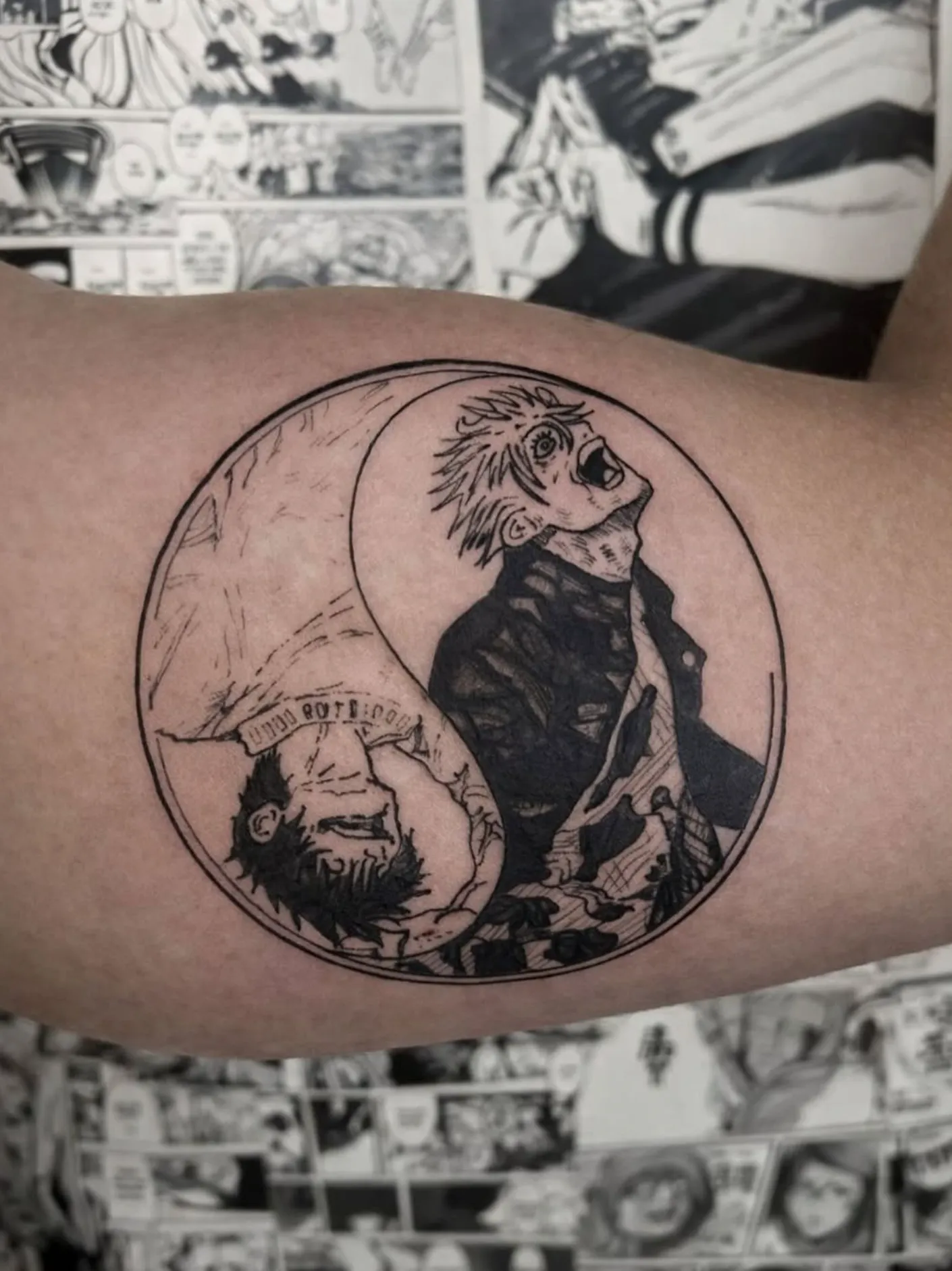 İzmir Nergiz'de pazı bölgesine yapılmış yin-yang kompozisyonlu anime karakter dövmesi