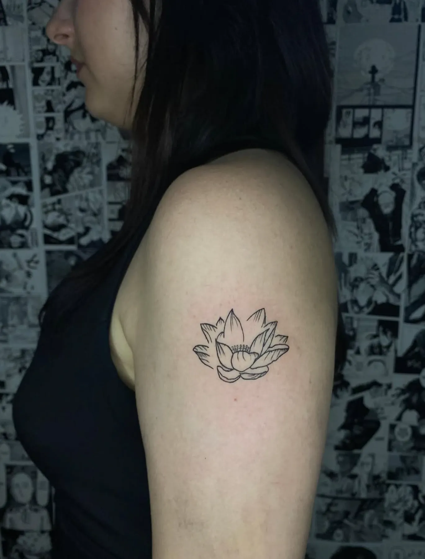 Omuz bölgesine ince çizgiyle yapılmış minimal lotus çiçeği dövmesi